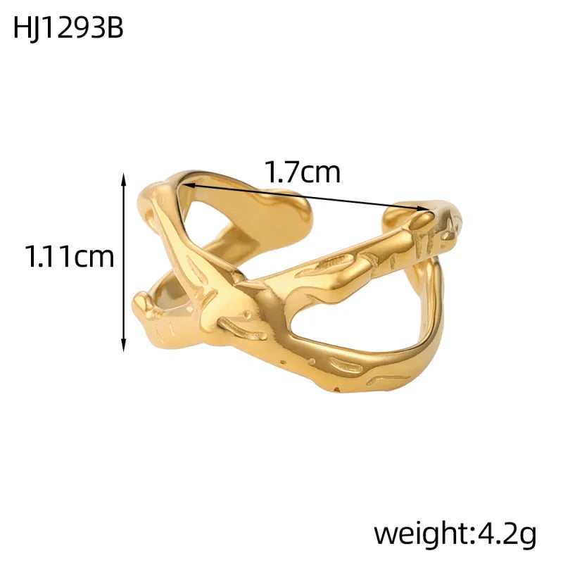 Gold ring with measurements and weight on a white background