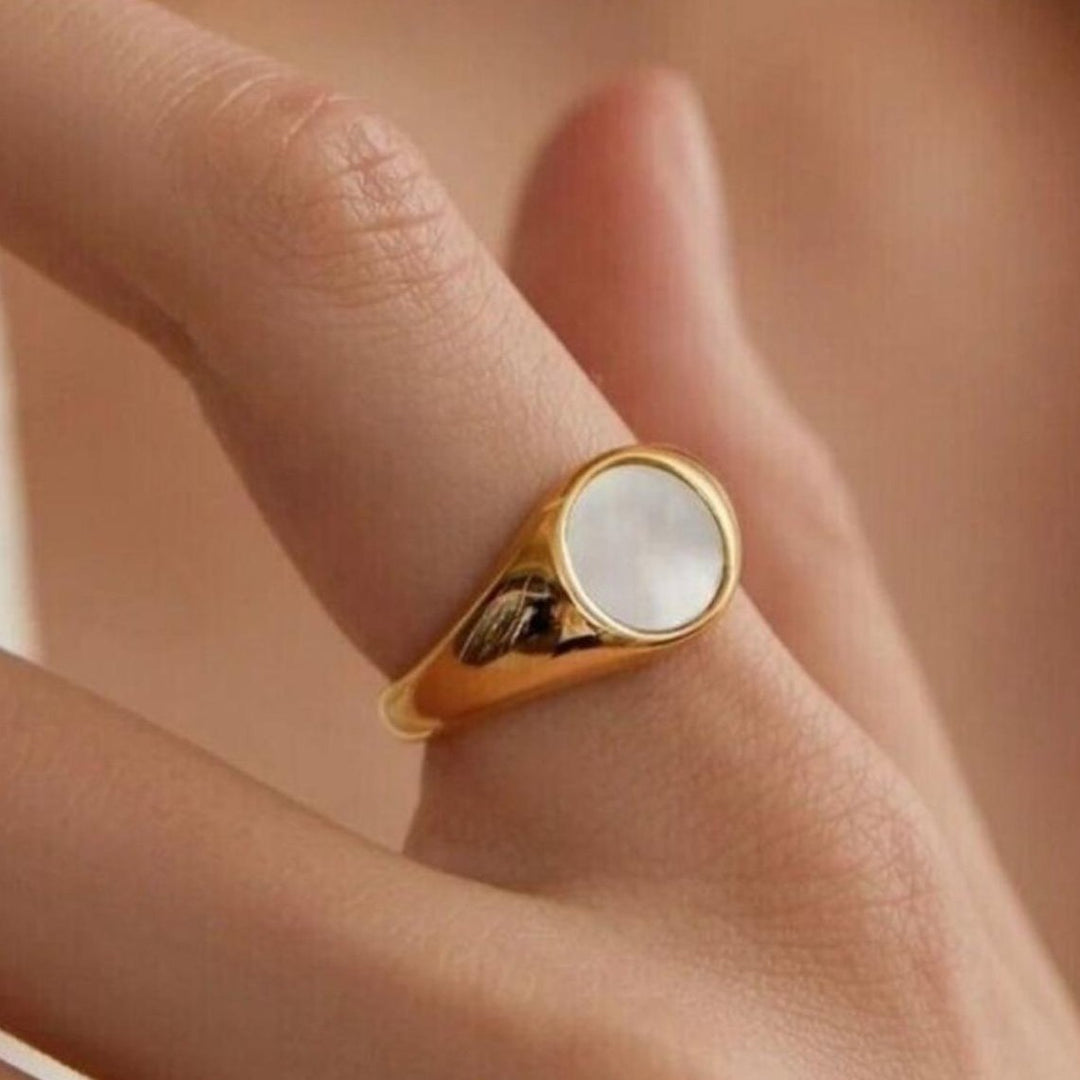 Oval Sheen Pearl Ring