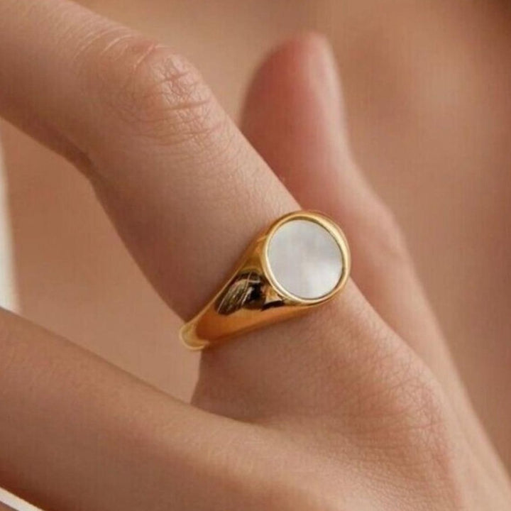 Oval Sheen Pearl Ring